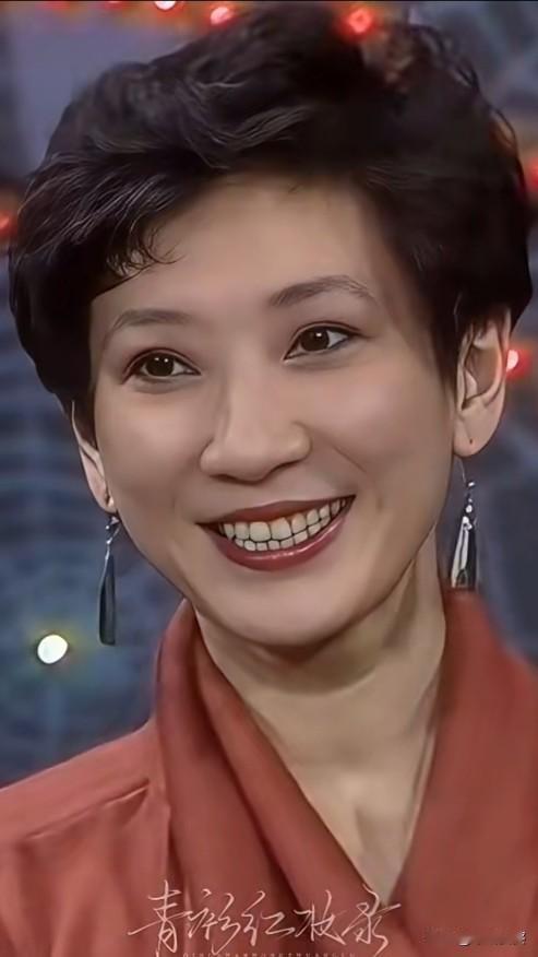 年轻时的施南生也太亮眼了！不止长得大方好看，更是撑起港片黄金年代的狠人，有眼界有