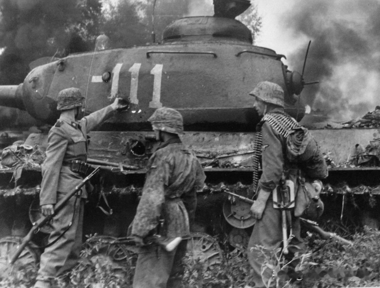 被击毁的IS-2坦克——1944年7月29日，党卫军“骷髅师”的3名士兵路过一辆