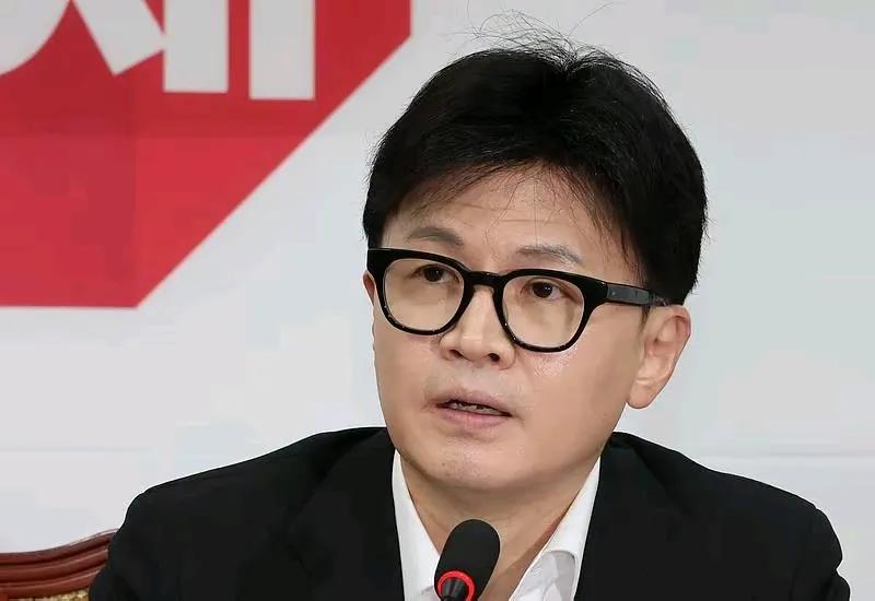 12月16日，韩国执政党国民力量党的党首韩东勋在国会举行记者会。宣布了一个重要决