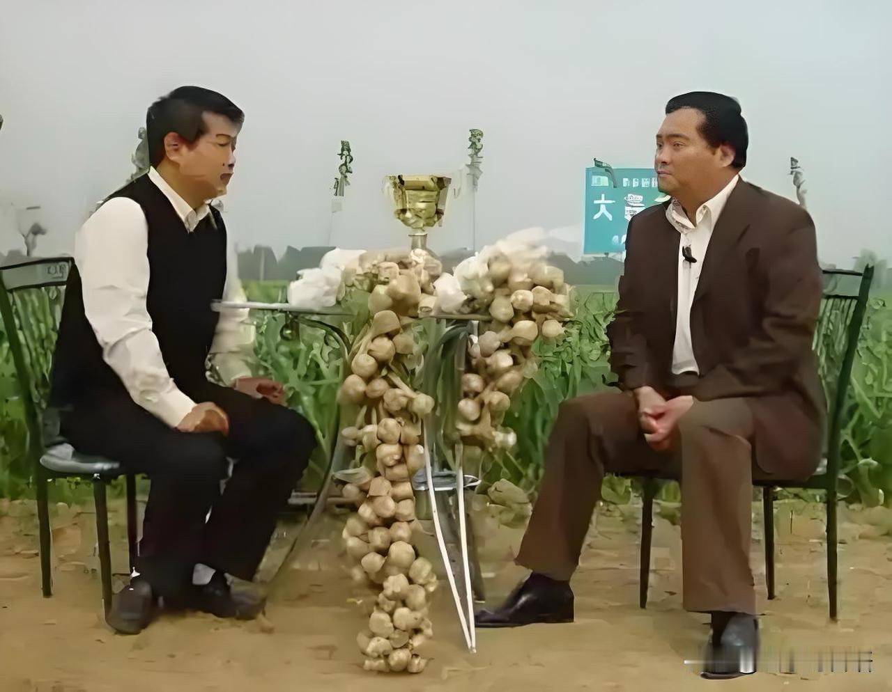 2000年11月，北京王府井大街上，一个男人高喊：“走过路过不要错过！杞县大蒜，