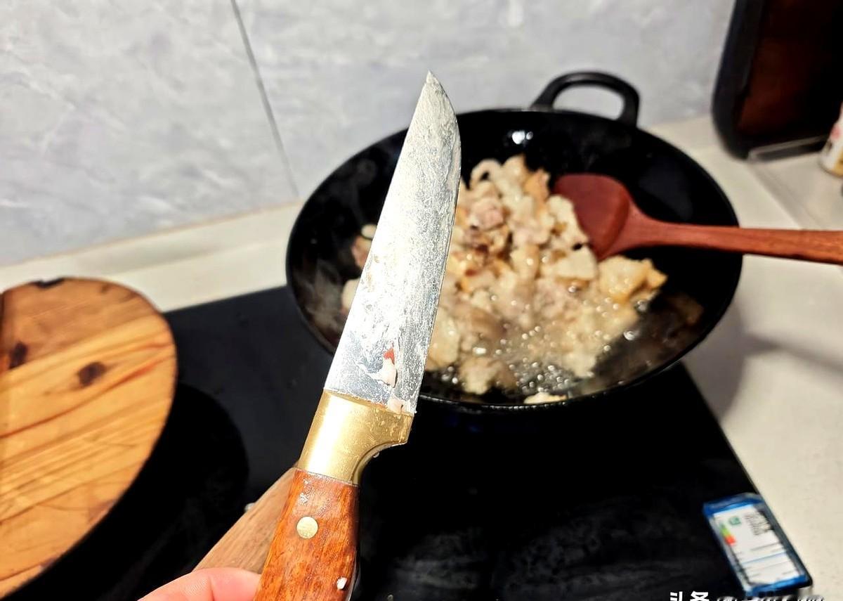 昨天回了农场，9点30才到的，下车第一件事就是吩咐工人逮猪。
分肉这事，我是一点