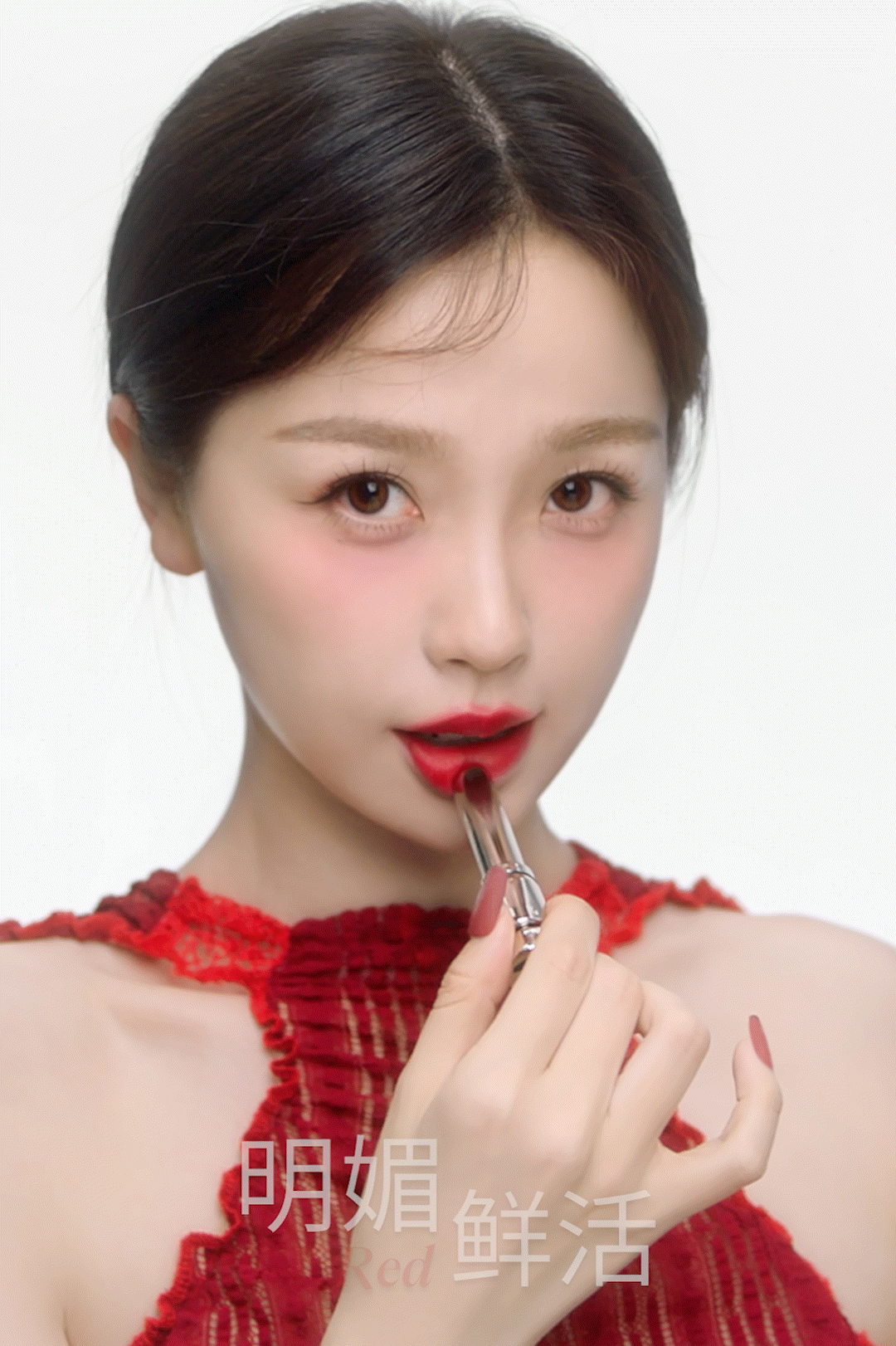 虞书欣全新妆容大片，石榴妆也太让人心动了吧，红色和她超级配~你们更喜欢哪一种呢～