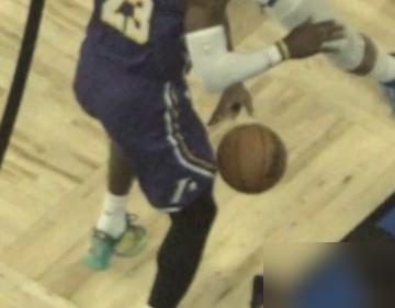 湖人105-104险胜魔术的裁判报告一出，网上炸锅了。有人直接喊裁判保送湖人。