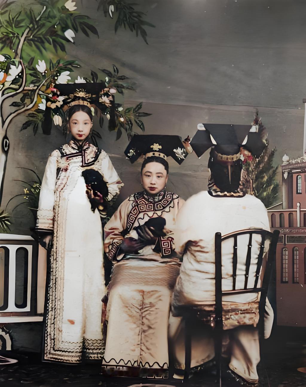 这是一张晚清旗人女性的合影老照片，画面中三位身着传统旗装的女性，以典型的家庭照相