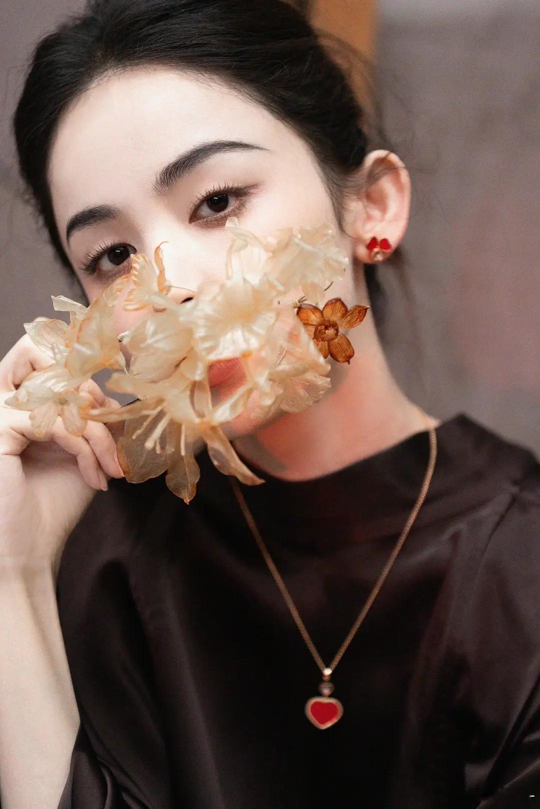 古力娜扎人民艺术杂志封面，非遗文化传承，姐的脸真的太顶了，啥风格都能驾驭 