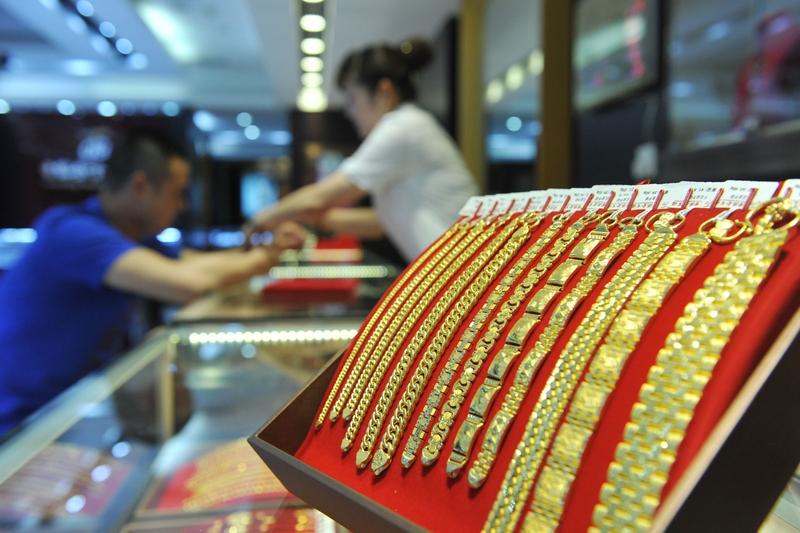 金价奔900元 黄金还能买吗
金价奔900元，黄金还能不能买可真是个让人纠结的事