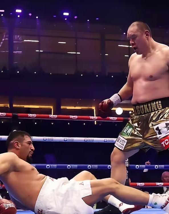 插管六周。
约书亚只用了两回合。
他不是在打拳，是在做外科手术。
第一回合刺拳点