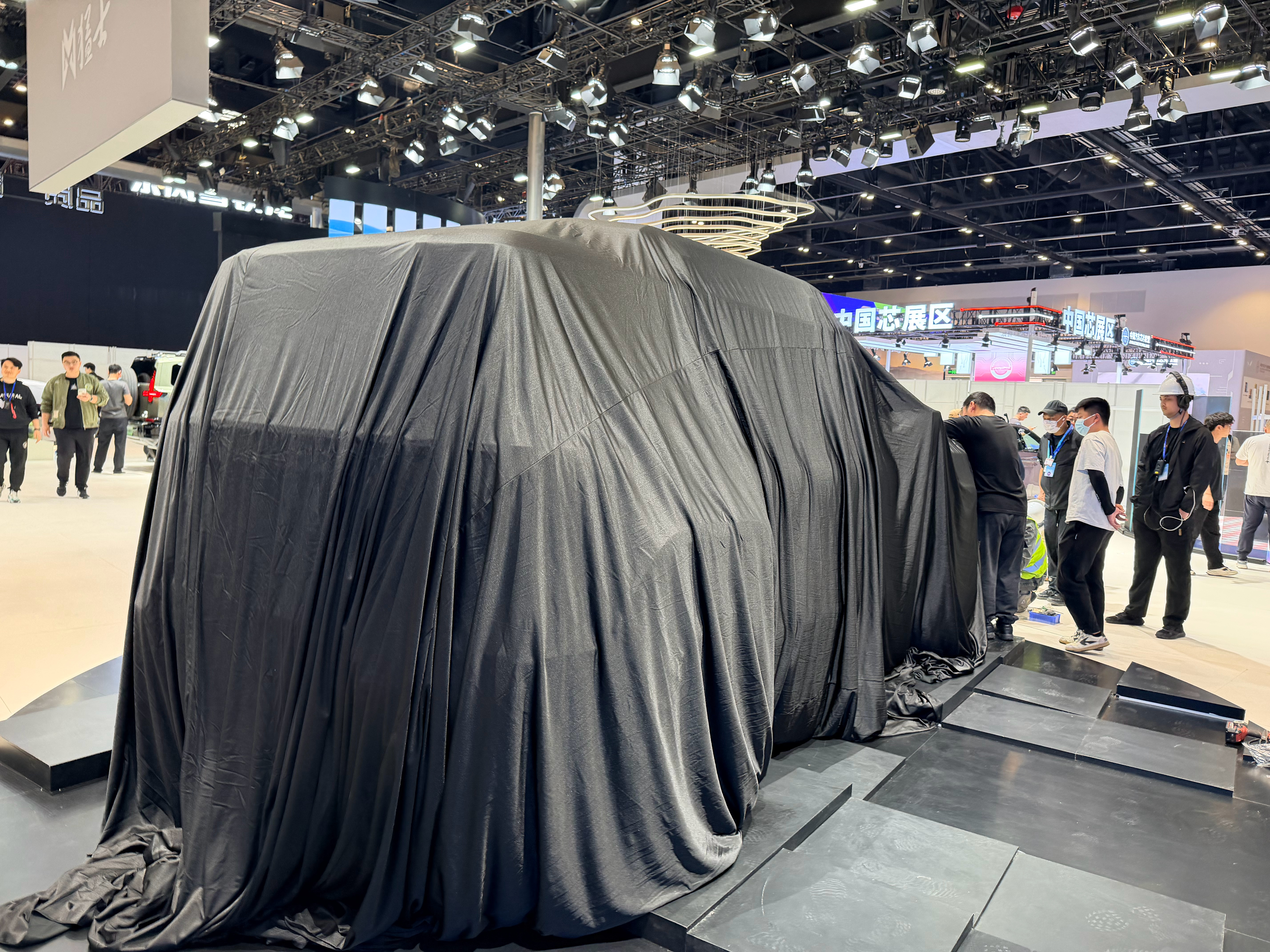 一个猛士EQ140新车，一个奕境X92026北京车展