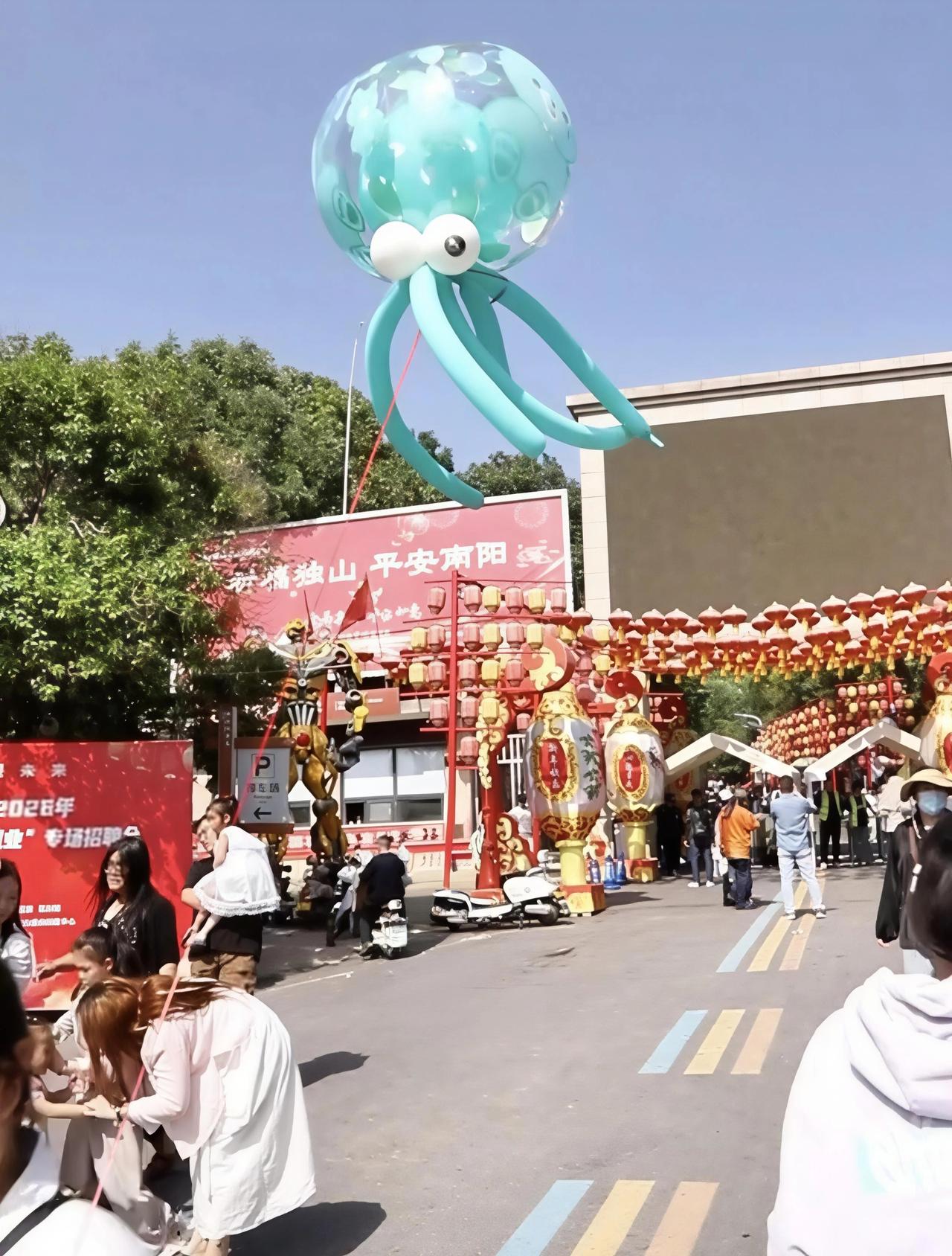 那年我八岁，父亲将我架在肩头，独山庙会的人潮如温暖的河流，从身旁缓缓淌过。糖画师