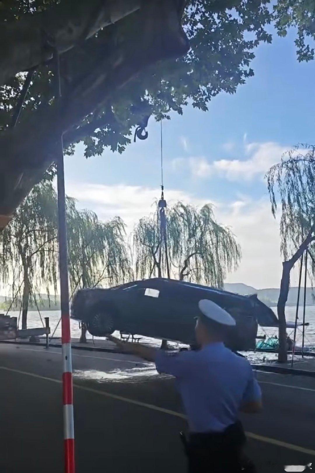 【杭州西湖一车辆倒车失误坠入湖中】一车辆操作失误冲进西湖 8月25日，浙江杭州。