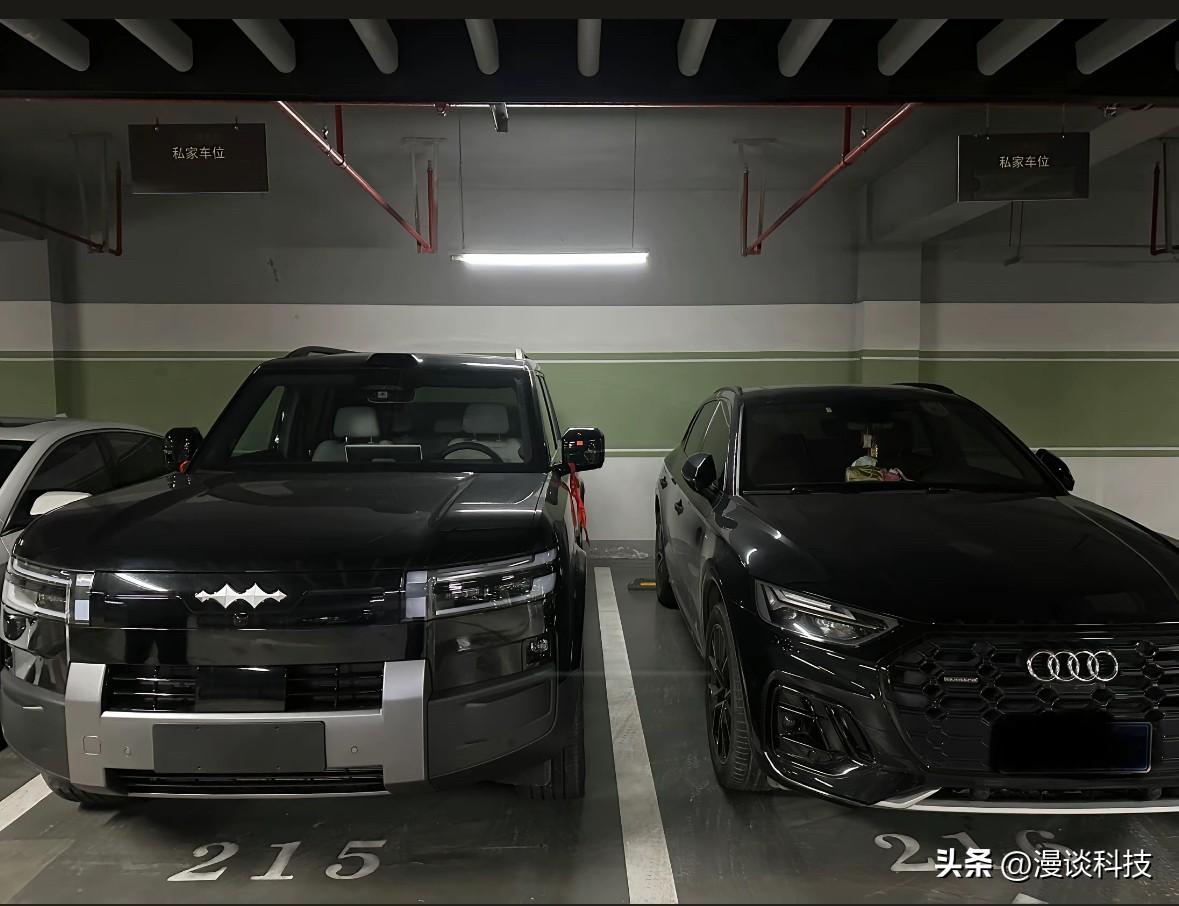 和奥迪Q5停在一起，你会发现方程豹钛7是真的大。抛开品牌力不谈，虽然奥迪Q5 L