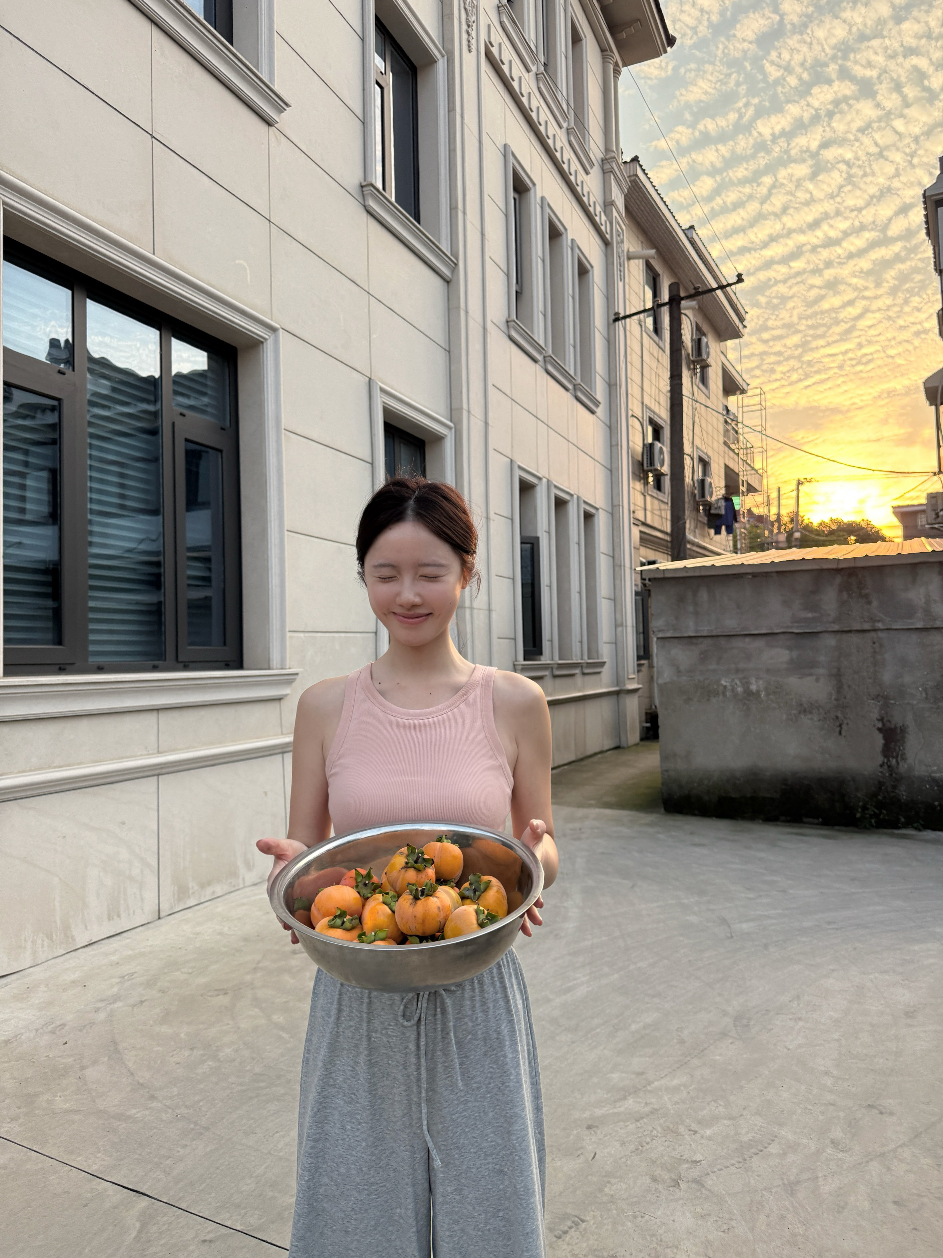 好惬意捏今天睡到中午一起健身一起回家吃饭还体验了摘柿子嘻嘻今天的夕阳也好美🫶?