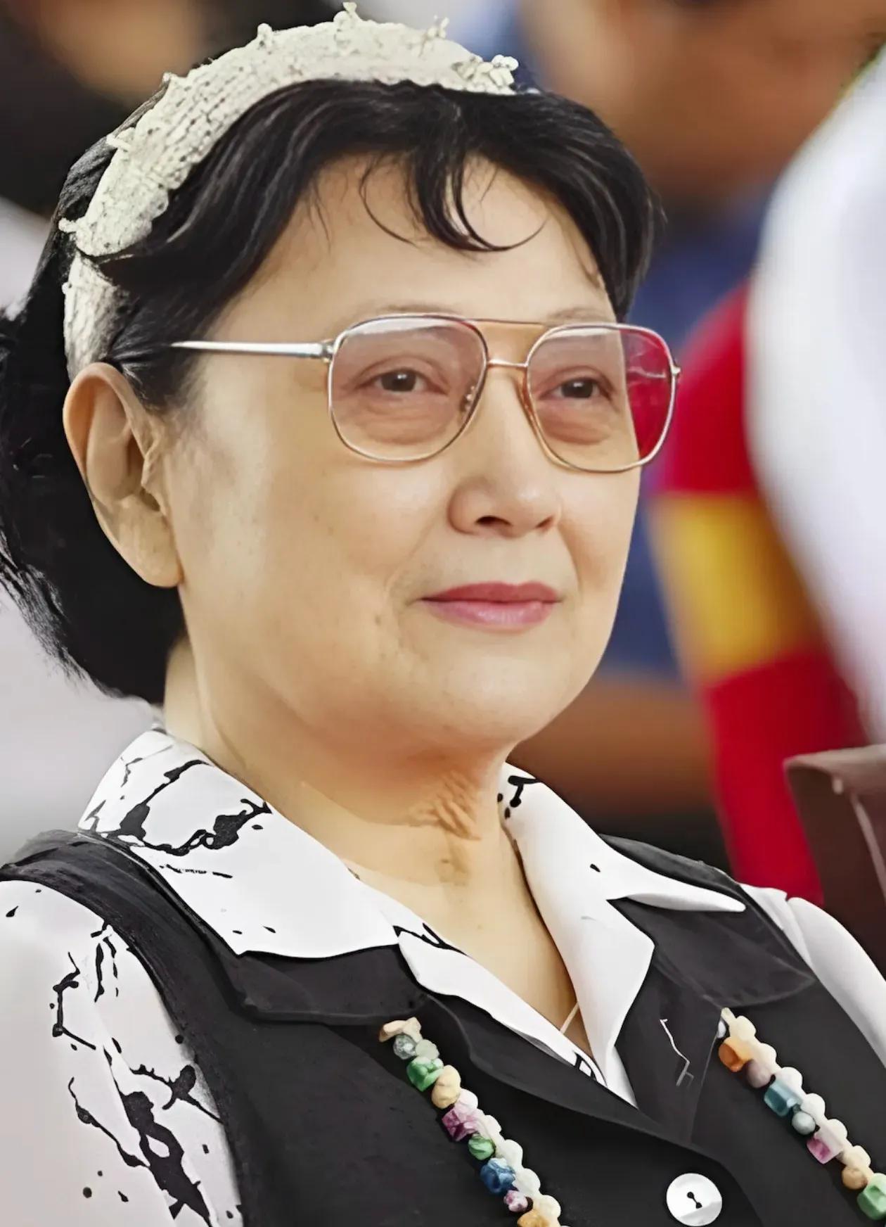 演员里我觉得王晓棠的耳朵长得最好了，耳朵大而且贴脑，耳垂有肉，贵相 福相都有
晓