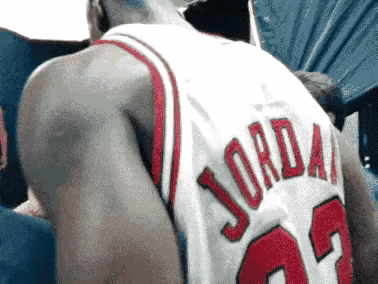 1998年全明星赛合影时，为啥35岁的乔丹能坐C位拍照？
镜头一是乔丹去摄影棚拍