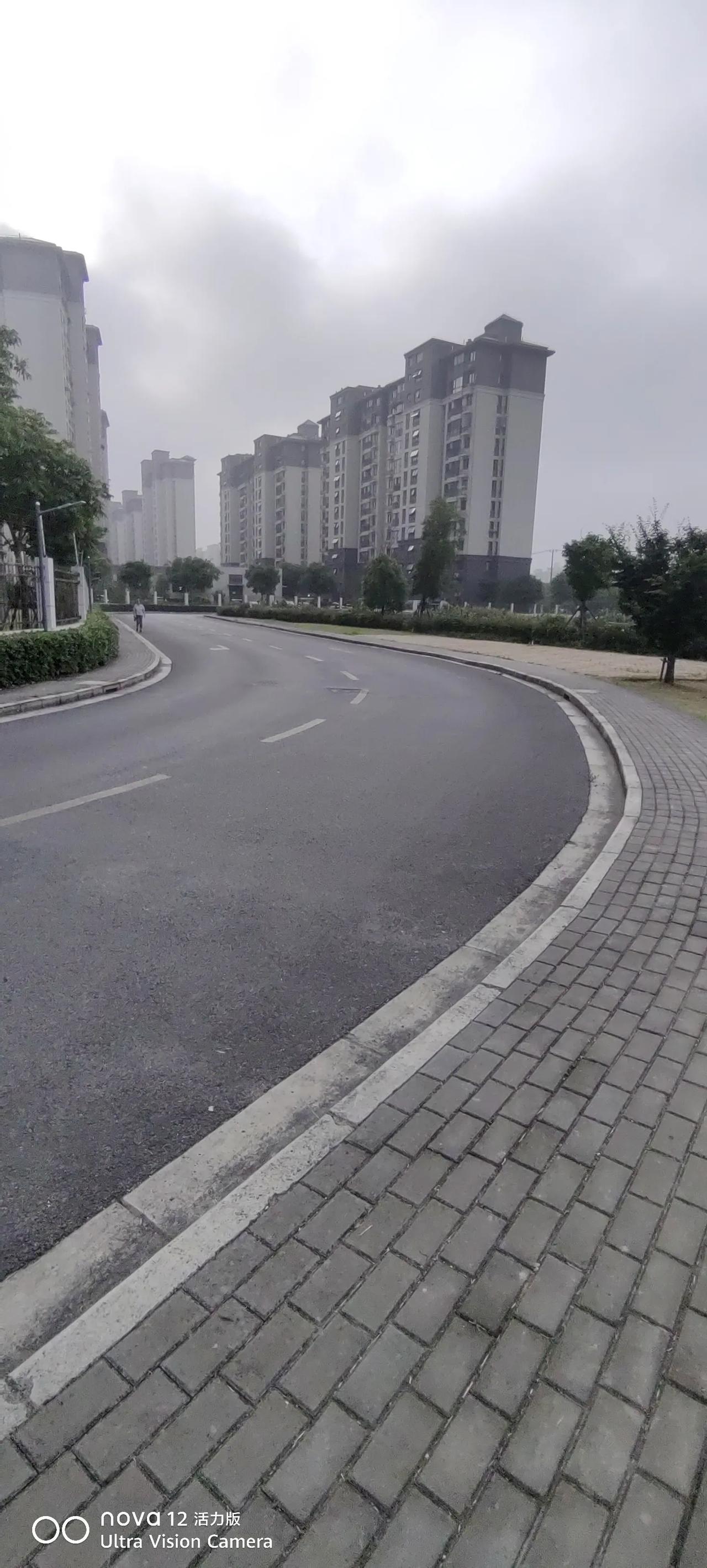 闵行郊区
我们目前租住的水月锦绣苑，除了昨天吐槽的道路上狗屎多，别的总体还是可以