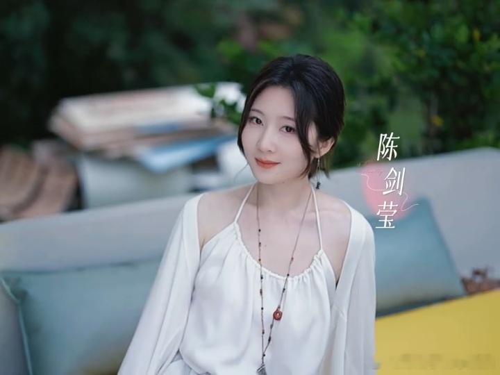 戛纳获奖女导演跨界参加恋综半熟恋人 陈剑莹不仅专业能力出众，手握国际顶级奖项，个