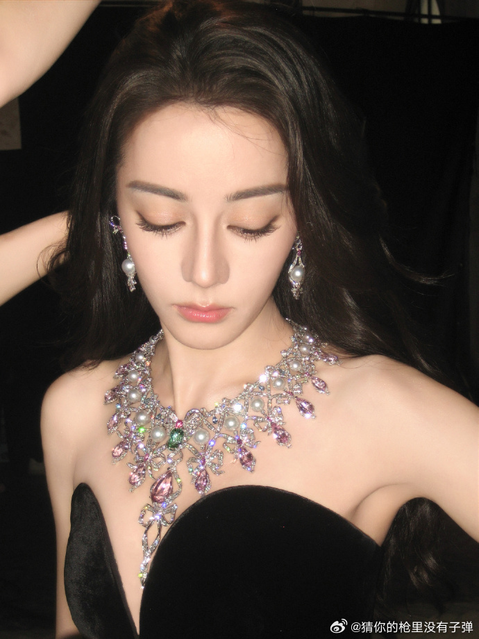 沉迷于迪丽热巴的照片忘记了时间  迪丽热巴妈妈级别  看到迪丽热巴的民族风照片，