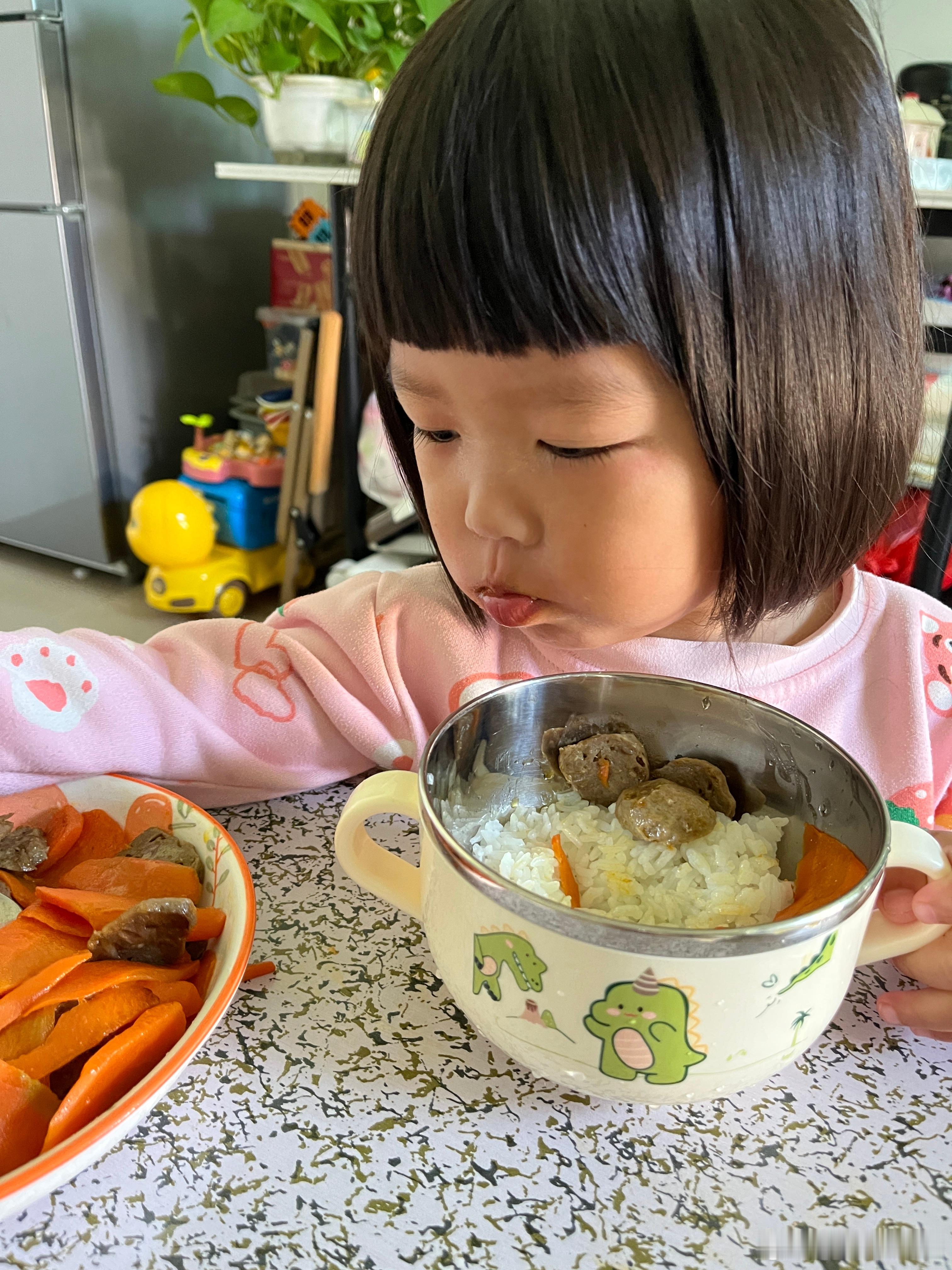 吃饭了，早餐午餐一起吃，刚好家里有菜，肉丸炒胡萝卜，忘记放盐了，娃也嘎嘎吃。不会