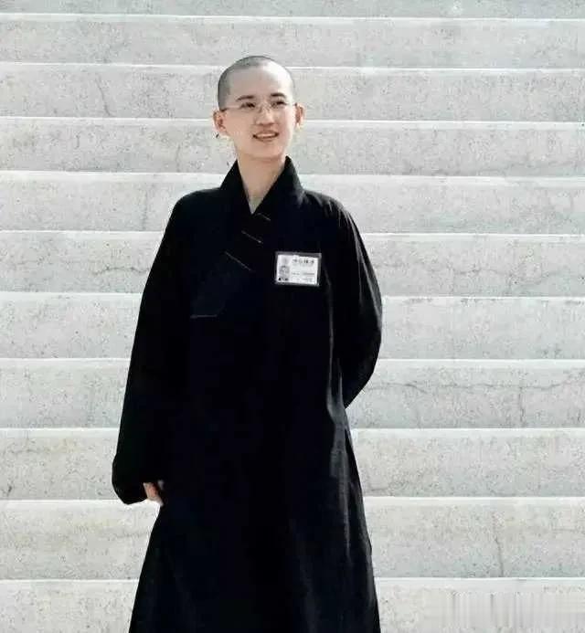 娱乐圈:公平与不公平的博弈。在娱乐圈，有一种普遍的不公。但是，明星只要能坚持原则