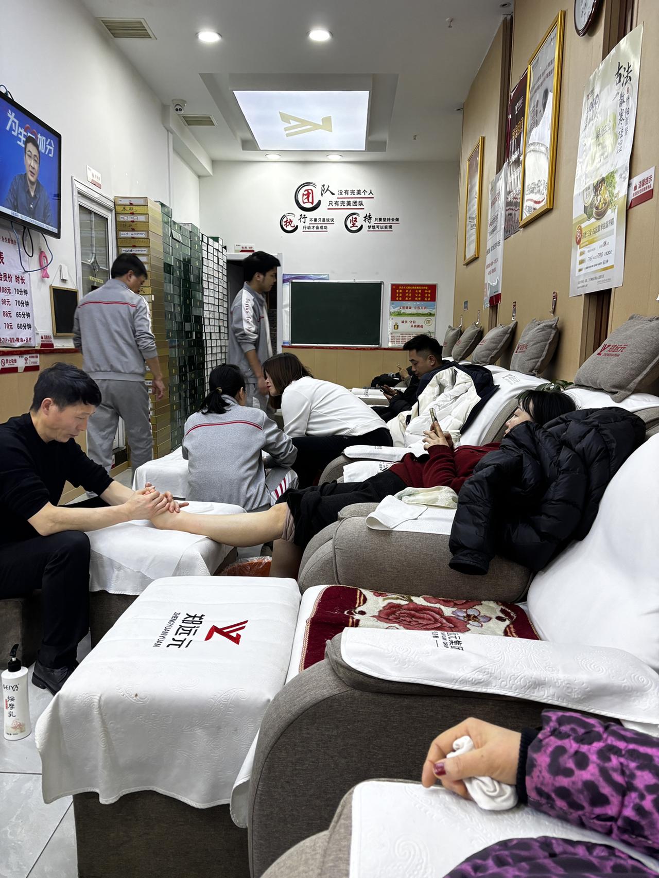 爬山下来还能这么享受，这按摩真是救星啊。
运动后及时拉伸和按摩确实能大大缓解第二