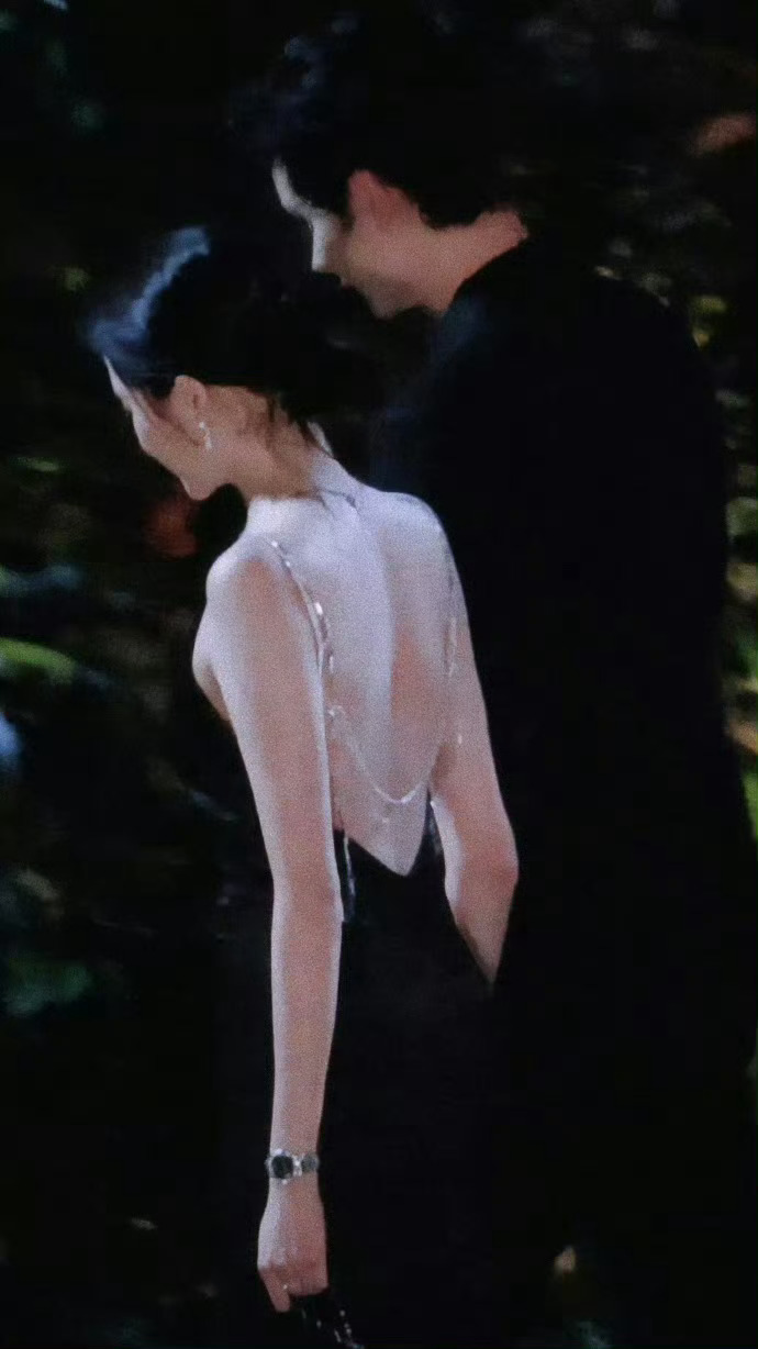 关晓彤背链惊天绝世大美人大美背关晓彤的腿屏幕快装不下了
