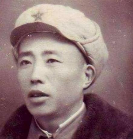 1943年，汉奸抓到了一名女八路，保长却上前阻拦，不让他们带走。汉奸队长王大麻子