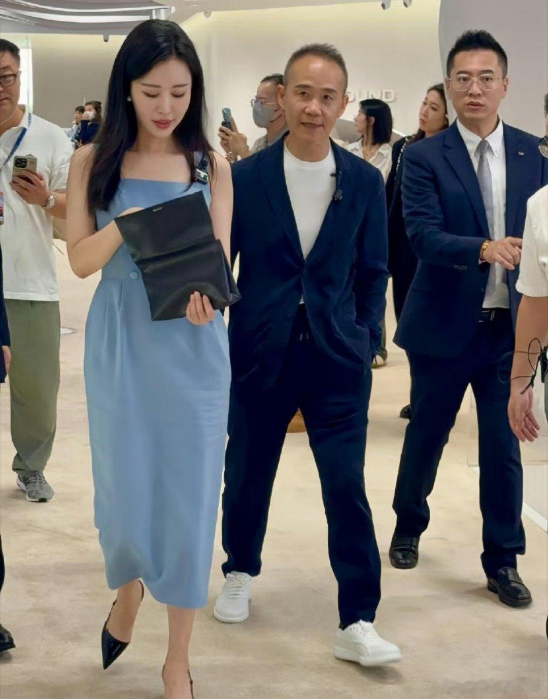 老王74岁，他老婆44岁。老王是人才中的人才，不知是有意还是无意，反正避开了地产