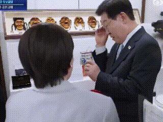 5 月 19 号下午，韩国安东的晚宴现场，闪光灯此起彼伏。就在李在明摘下自己的眼