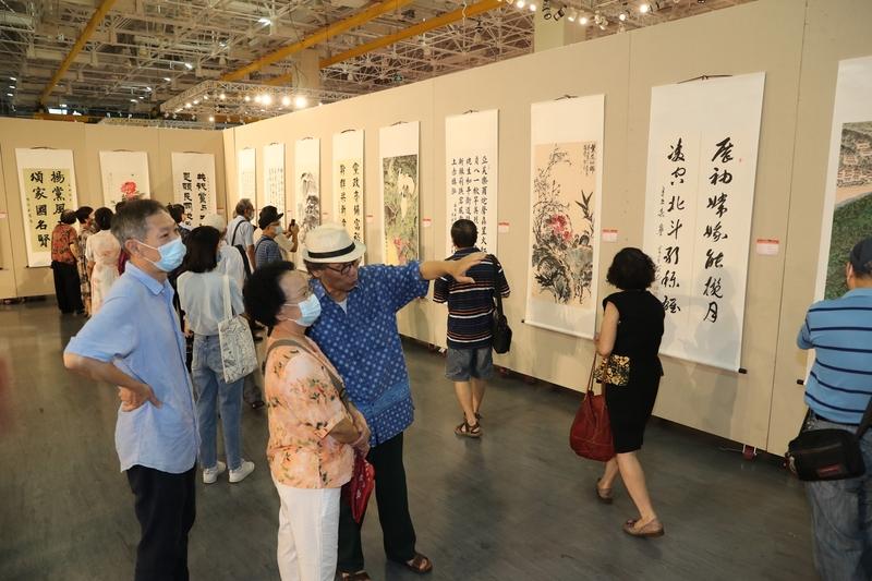 首先，物质生活的丰裕为精神追求提供了坚实基础。随着社会保障体系的日益完善，老年人