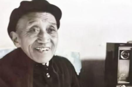 1960年，盘锦大洼子农场副场长吴成德正带领职工晒粮，突然有辆小车缓缓驶来。只见