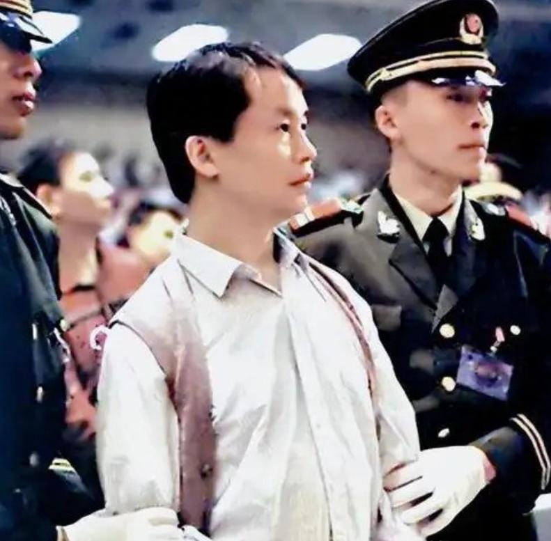 1997年，赌王差点被张子强绑架，他立马请来大舅哥蓝铧缨商量对策，蓝铧缨说：“何