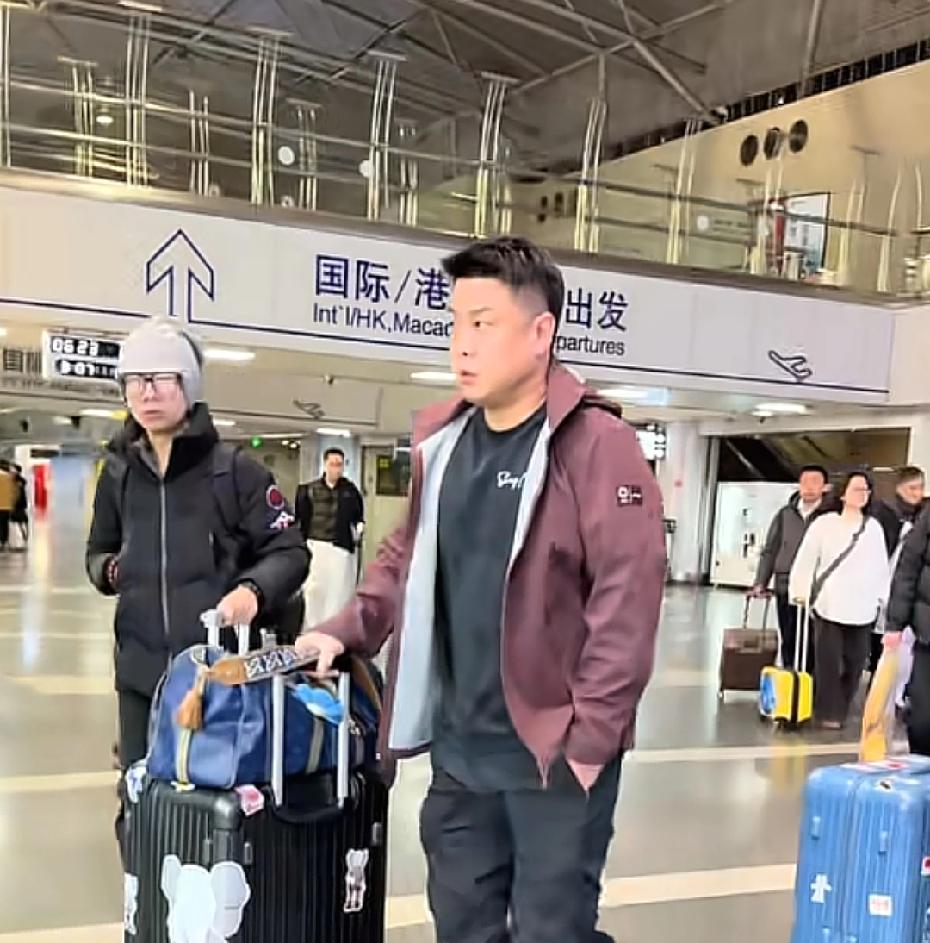 3月7日，国乒一大早就出发重庆了，明天有楚钦和莎莎参加抽签！莎莎依旧私服出行，为