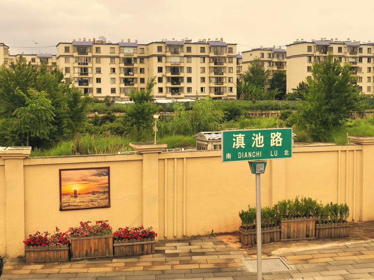 这个好位置，又是地铁口，在广福路与滇池路交叉口。位置是绝绝子了。可惜烂尾了，而且
