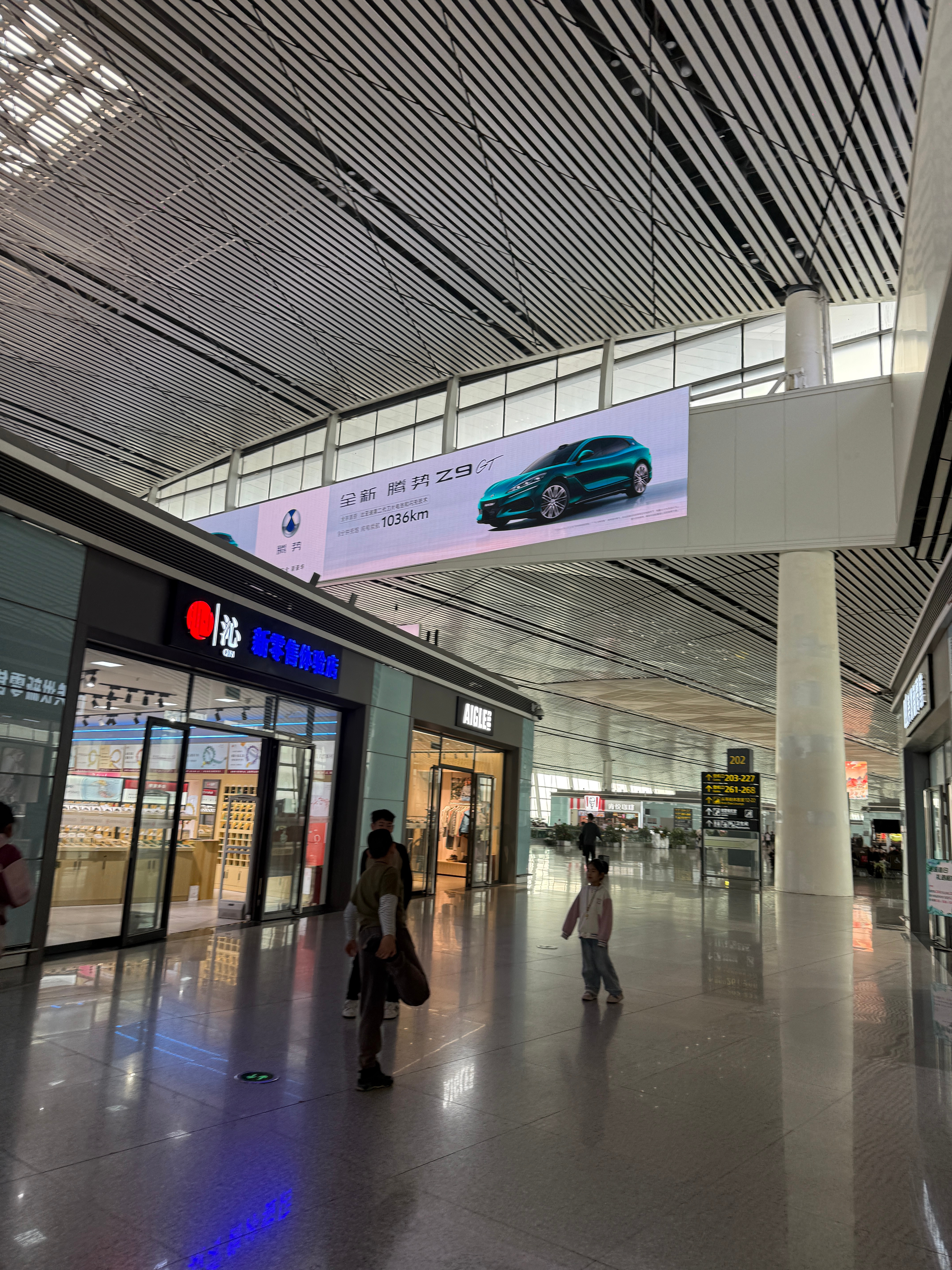 出发本来想着选一个10:00的航班，早上醒来之后自己可以开车，又没睡醒，早上又是