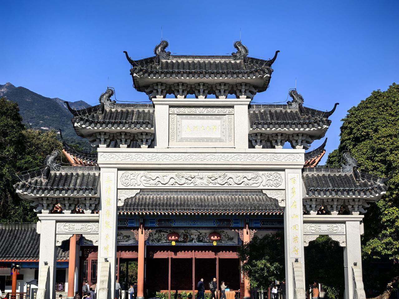 罗浮山下四时春，卢橘杨梅次第新。日啖荔枝三百颗，不辞长作岭南人。

罗浮山之所以