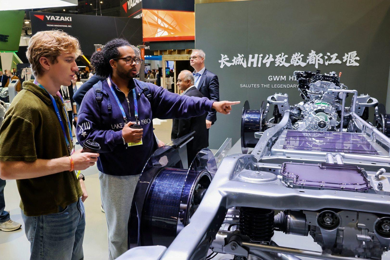 长城展台这人气也太吓人了……CES现场里三层外三层全挤满了老外，举着手机狂拍！好