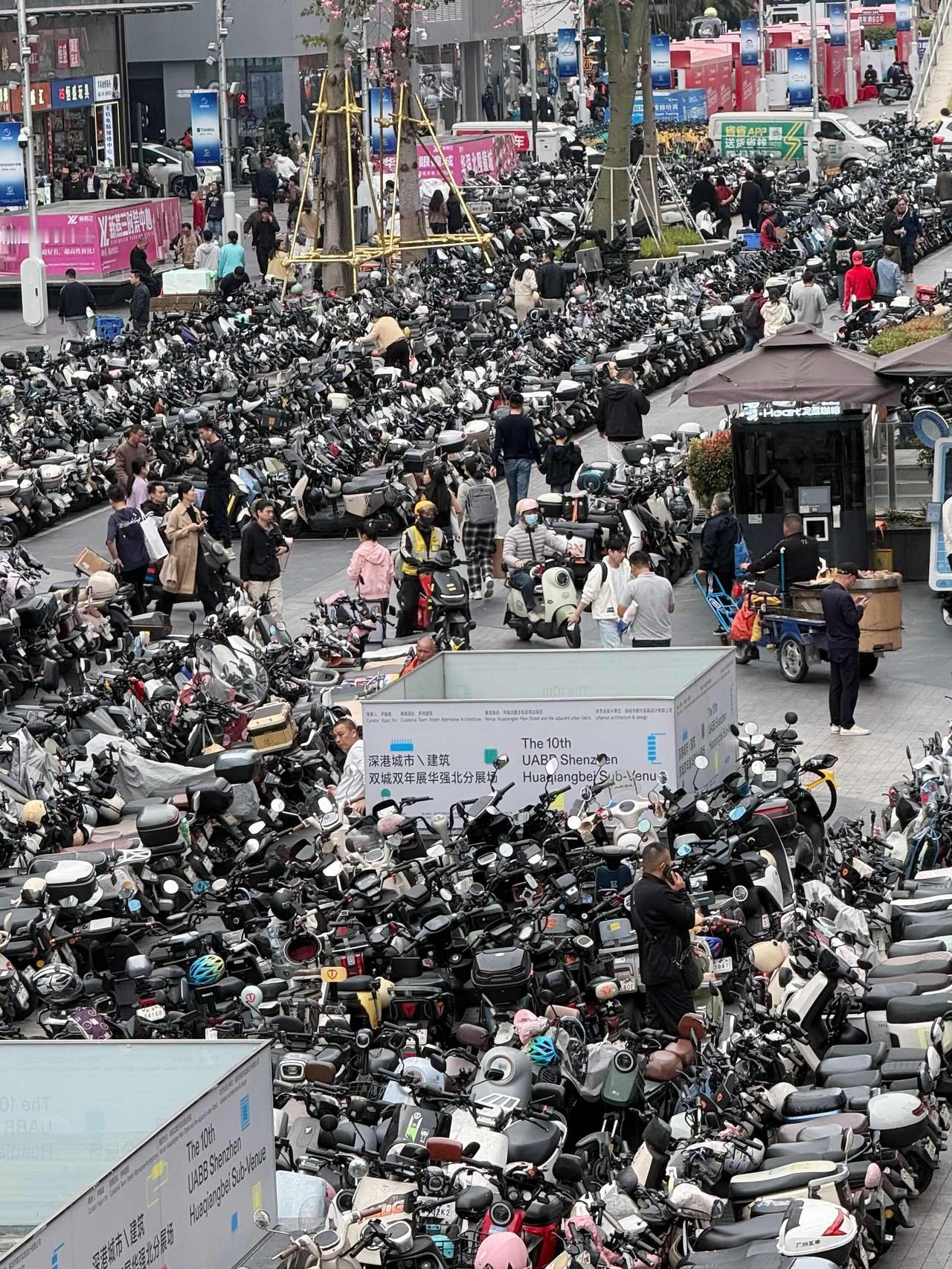 华强北步行街变身电动车🛵停车场？
密密麻麻一眼望过去超震撼！
	
每一辆车都载
