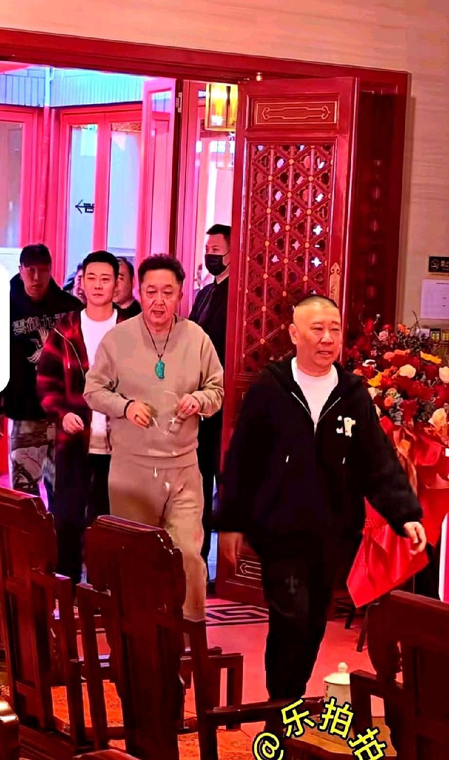 德云社权力洗牌，郭德纲把运营大权，交给了烧饼。
 
栾云平还是管演出，但公司运营