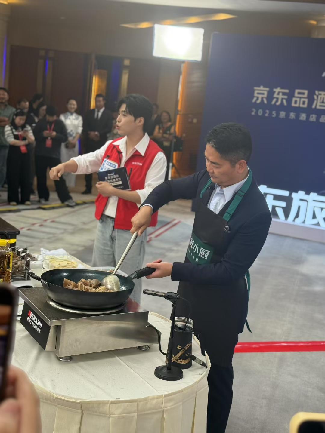 刘强东第一次直播炒菜，这媒体阵仗也太庞大了，难怪他会紧张[捂脸]