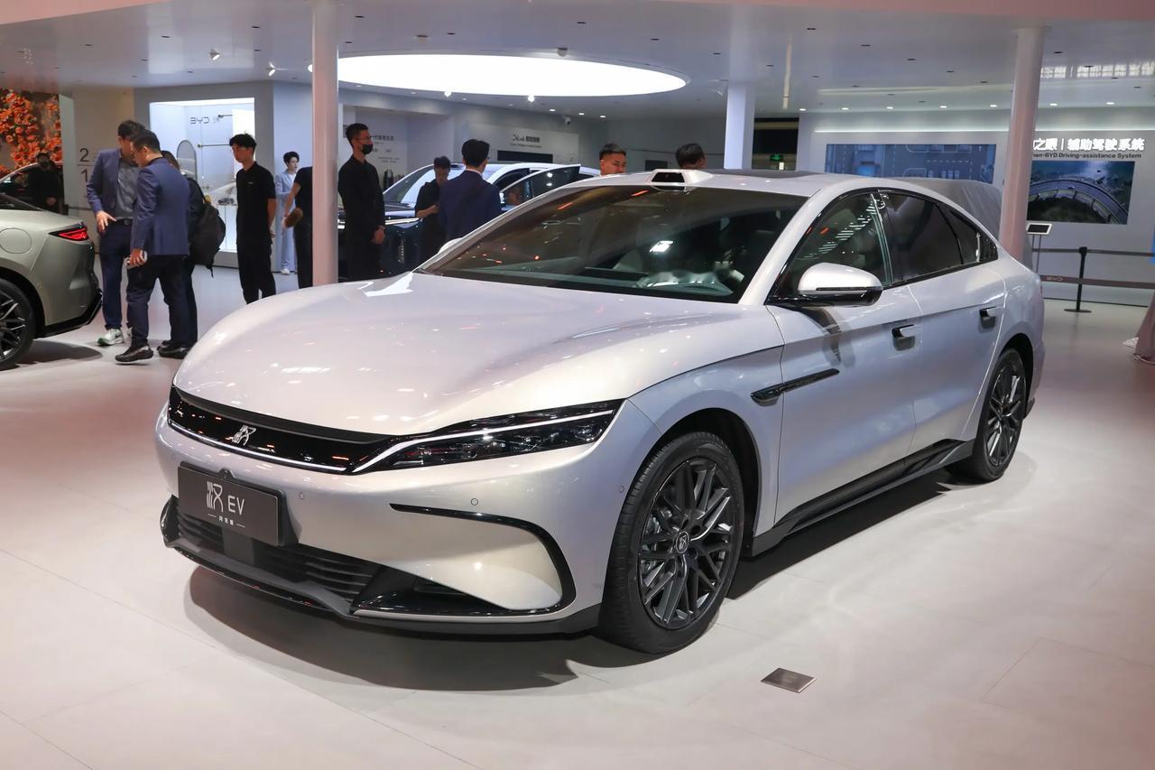比亚迪汉EV，69度电池包，续航居然有705公里。

2026款汉EV 闪充版上