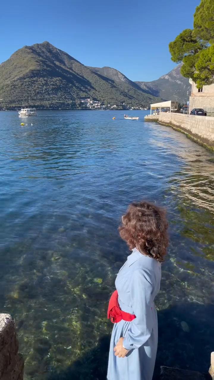 这么美的风景有人能看出是哪里吗？这是一个被群山环绕的海湾，房间面朝大海，一清早就