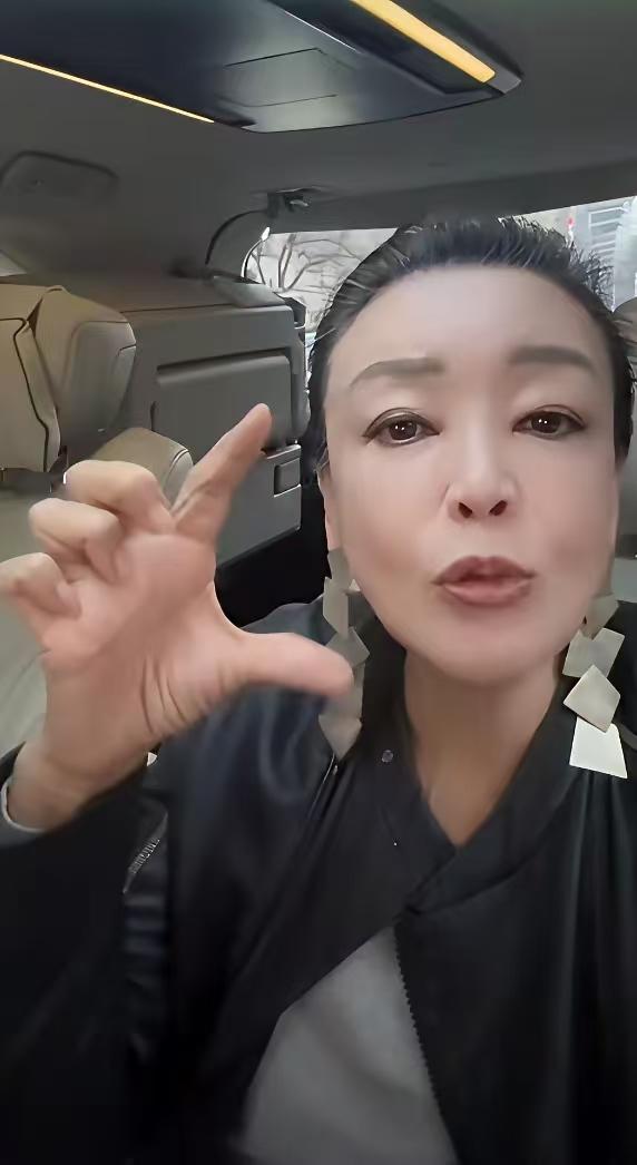 兰姐直播金句又爆了！意思是，她掌握着经济大权，既然如此，为什么还要哭穷？

没钢