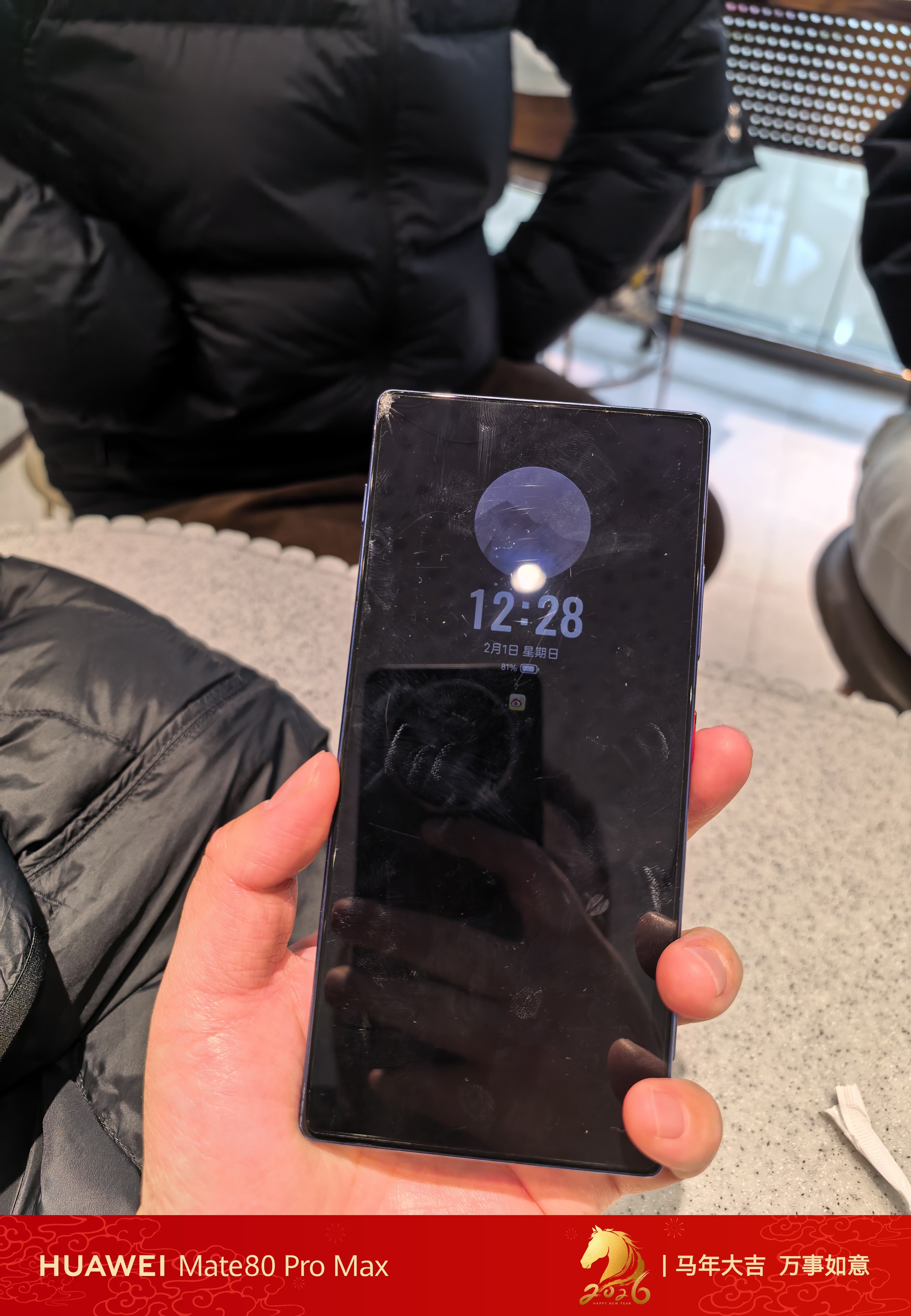 飞哥对这台手机情有独钟屏幕都摔烂了 