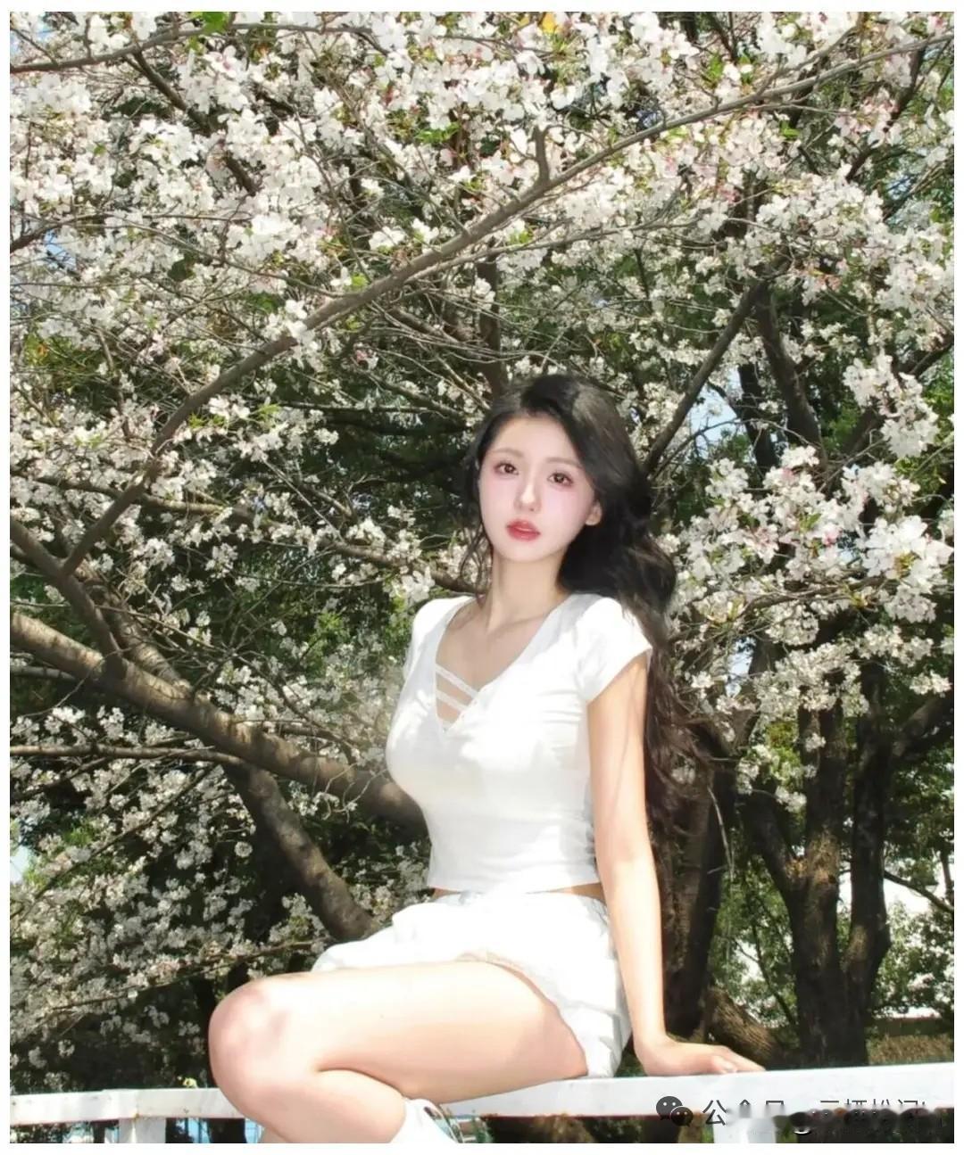 春日，樱花树下，白裙少女就是一幅绝美的画卷。
想象一下，一位身着纯白吊带裙的少女