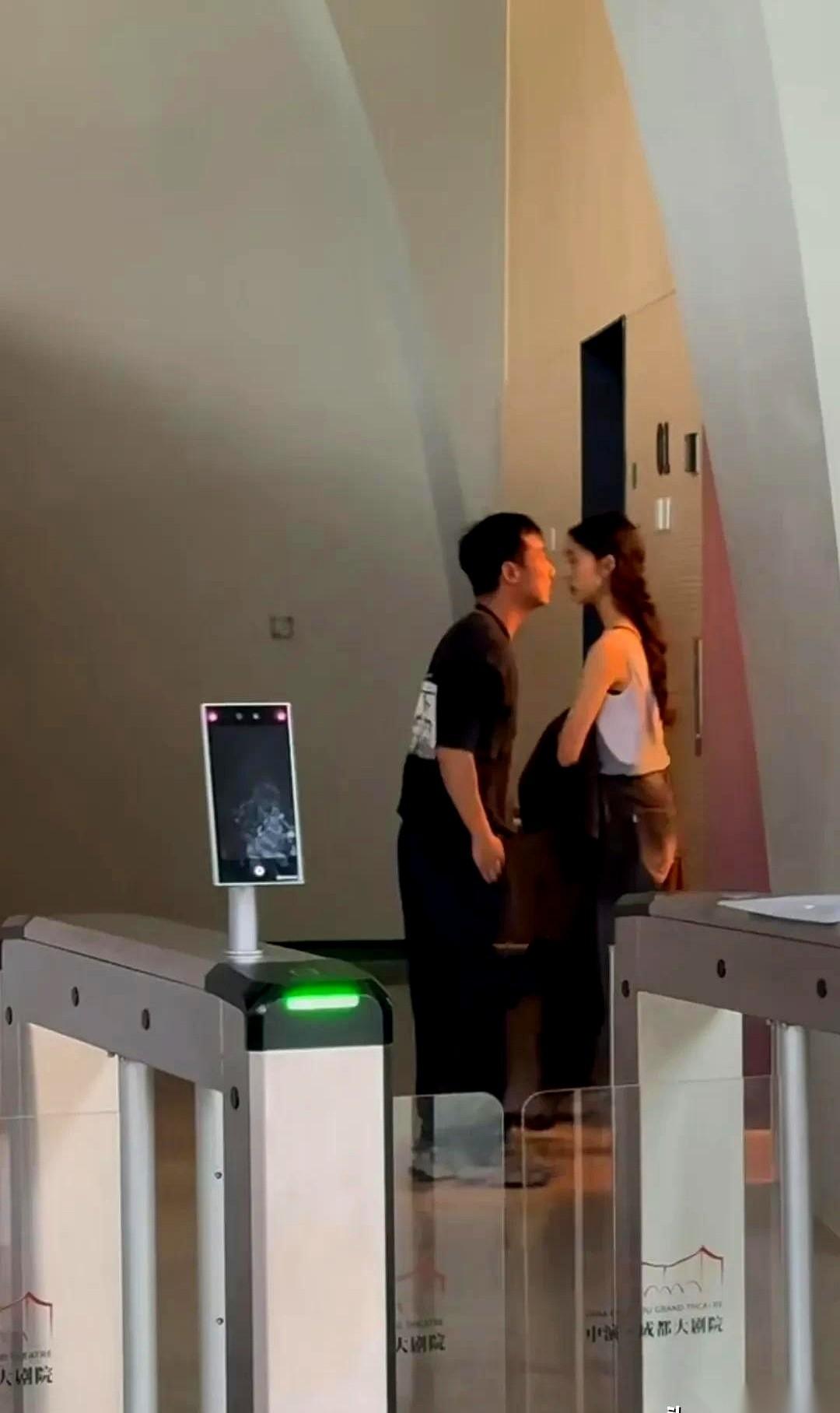 我刷到黄多多和她妈妈孙莉的照片。
爸爸在台上演话剧，她俩就安安静静坐在台下，当他
