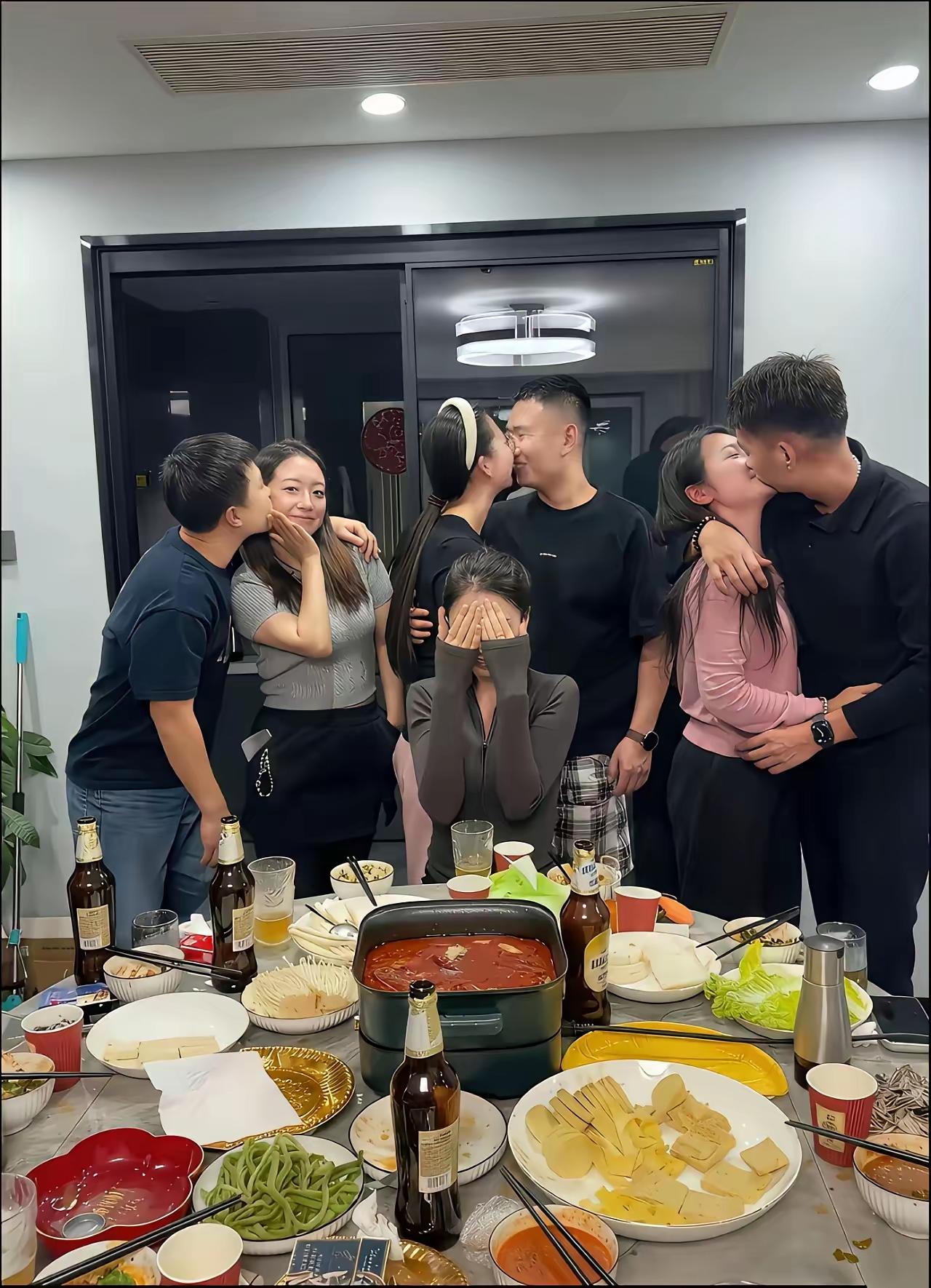 同学会，有人是叙旧，有人是狩猎！社会就是一面镜子，你如何照人，人便如何照你！管好