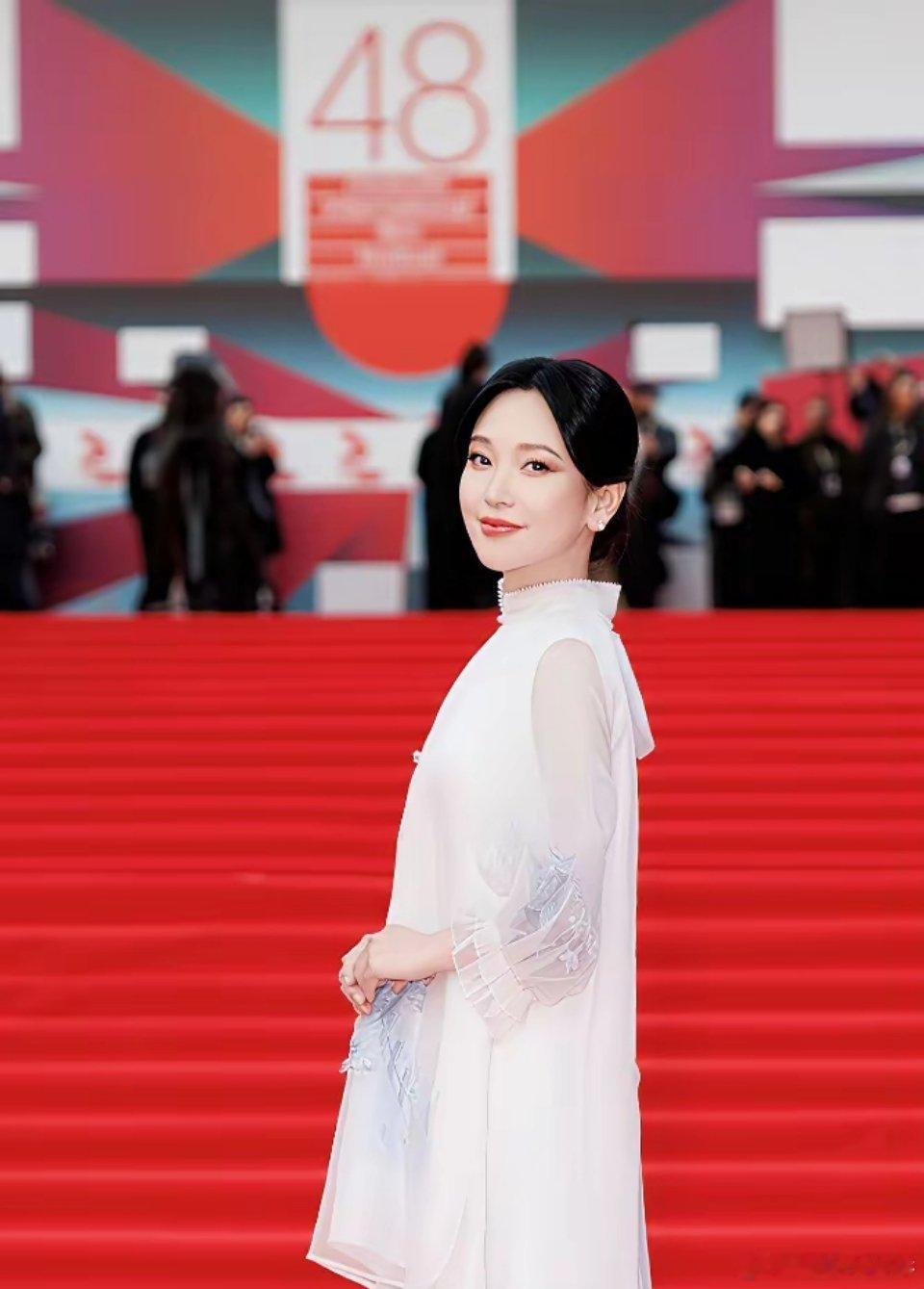 刚领证，老公人影没有，金莎一个人跑莫斯科当评委，连婚假都不休？ 你以为她去走个红