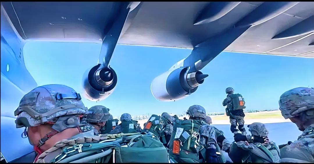 这是我们国家的空降兵搭乘运-20执行伞降任务，这个角度还是第一次看，这明显是运-