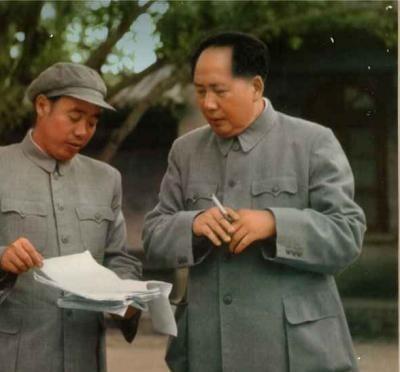 毛主席和14个警卫员一起吃午饭，这是他们与毛主席的“最后一餐”。吃完饭，这14人