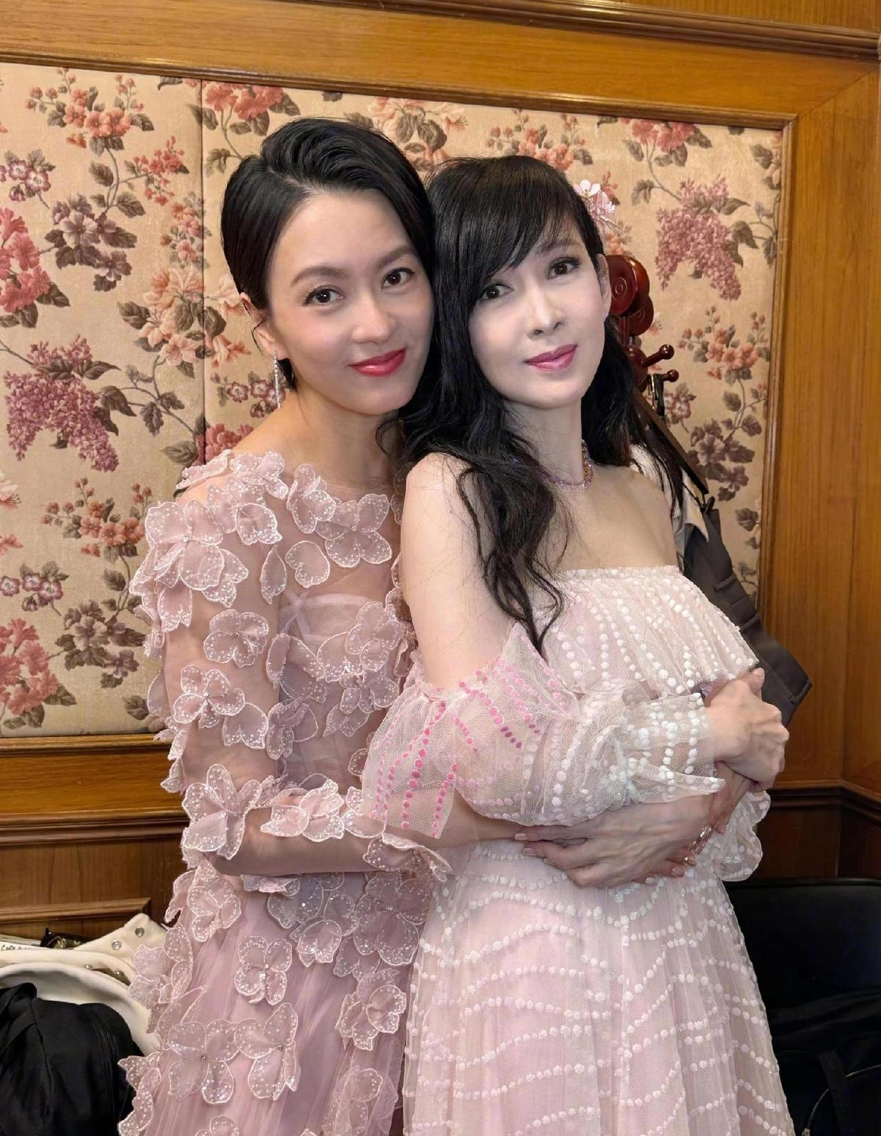 镜头中49岁的梁咏琪短发利落无瑕，额头饱满光洁，眉骨平顺，眉形自然，樱桃瑶鼻，柳